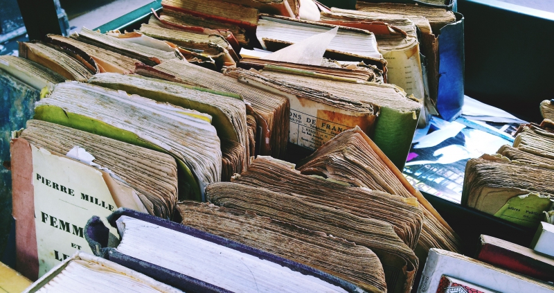 antiquaire-ST MANDRIER SUR MER-min_wood-old-book-art-books-flea-market-scrap-499496-pxhere.com